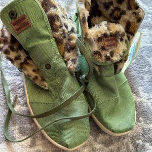 NEW Toms Woman's Highland botas in Highland Green Leopard Fleece Size 10